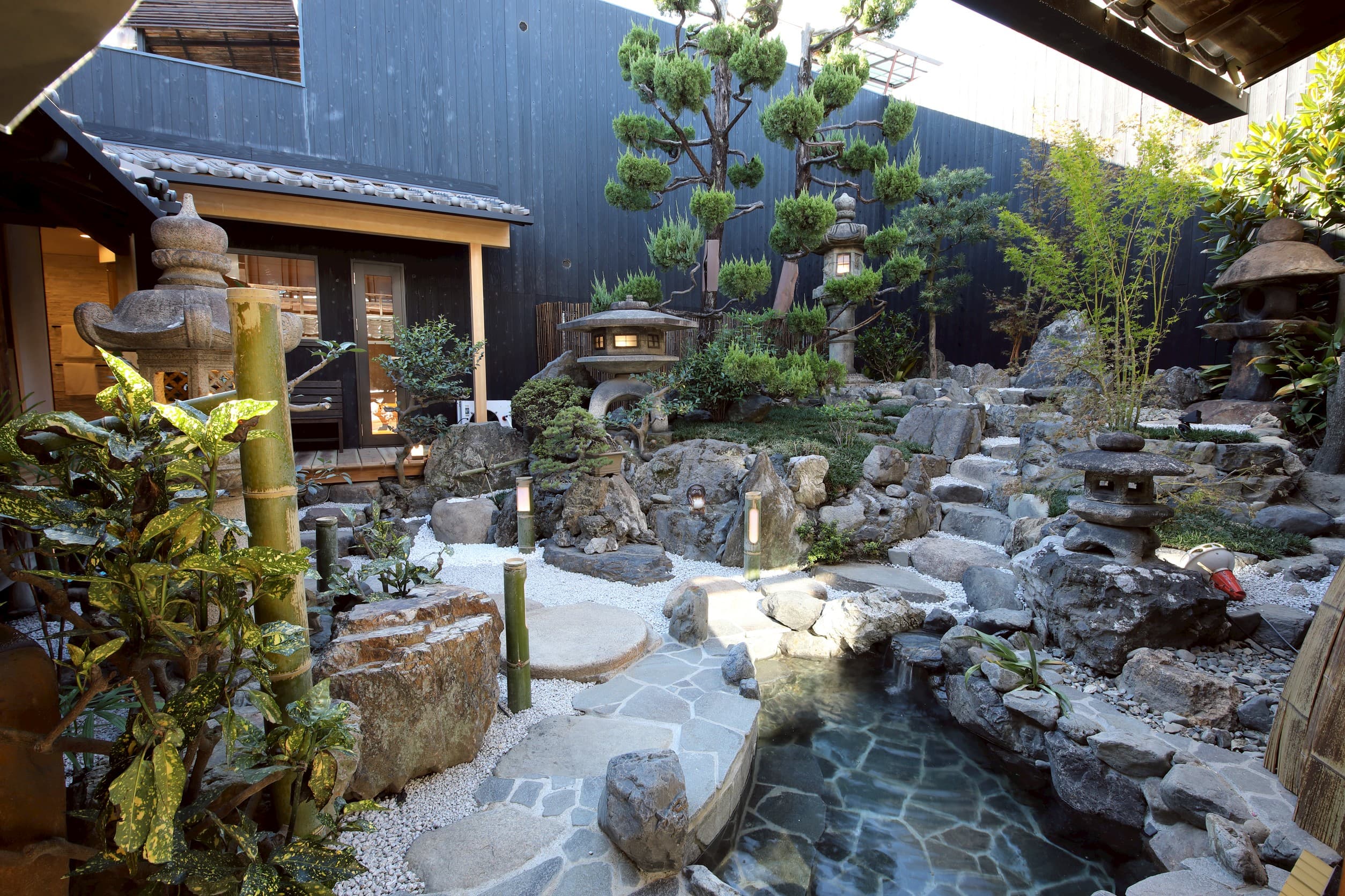 古雅な庭園美と岩露天風呂 1