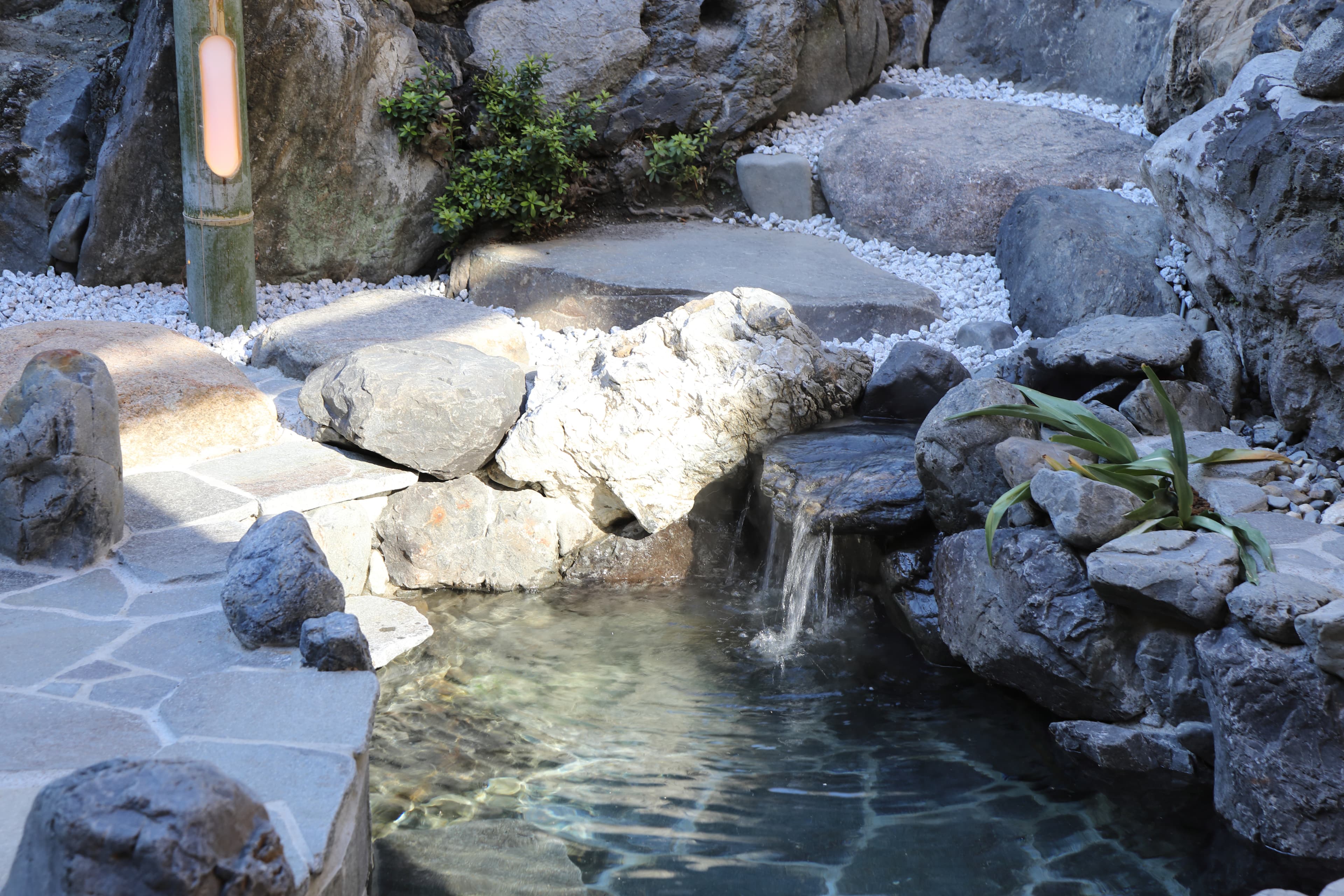 古雅な庭園美と岩露天風呂 2